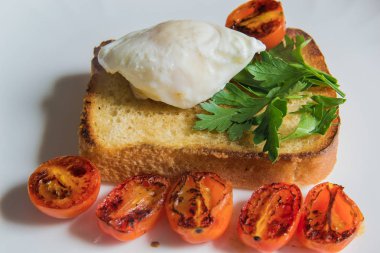 haşlanmış yumurta ve domates.