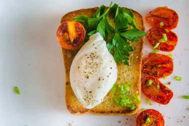 haşlanmış yumurta ve domates.