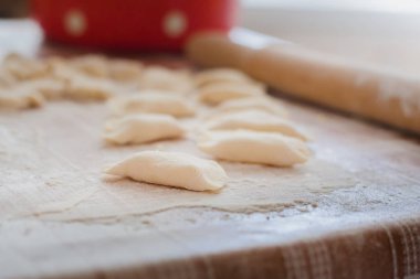 Ev yapımı köfte pişirme