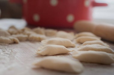 Ev yapımı köfte pişirme