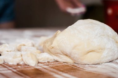 Ev yapımı köfte pişirme