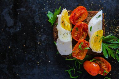 haşlanmış yumurta ve domates.