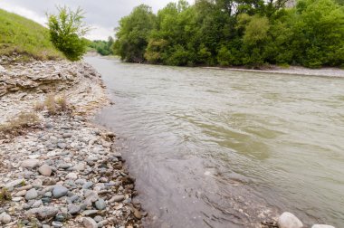 Alçı kayalıklar nehrin üzerinde asılı.