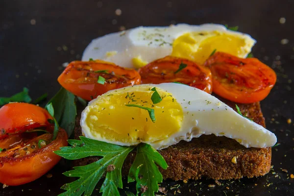 Ovo escalfado e tomates — Fotografia de Stock