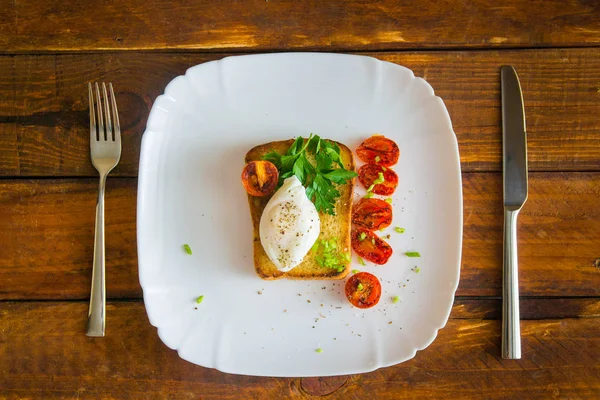 Ovo escalfado e tomates — Fotografia de Stock