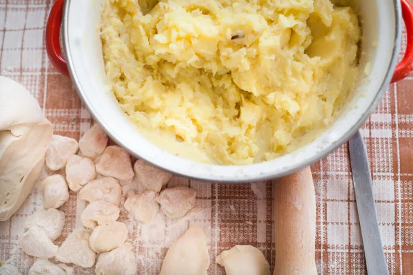 Hausgemachte Knödel zubereiten — Stockfoto