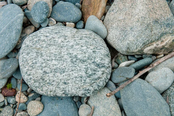 Pedras redondas cinza deitado — Fotografia de Stock