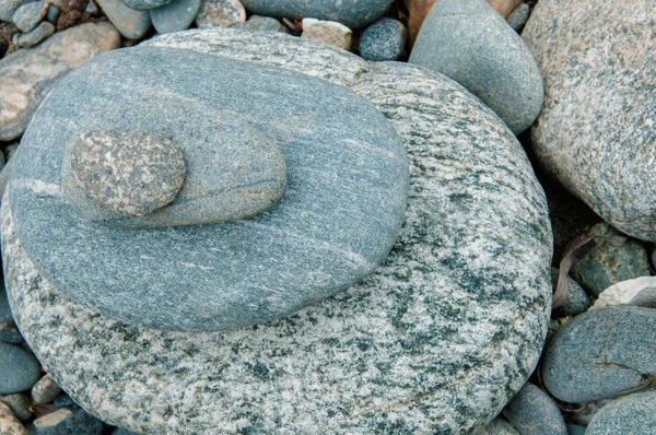 Szare okrągłe kamienie leżące — Zdjęcie stockowe