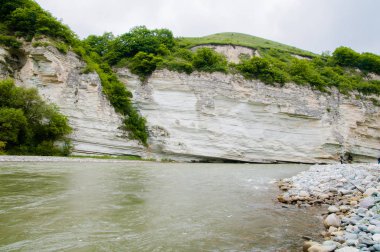 Alçı kayalıklar nehrin üzerinde asılı.