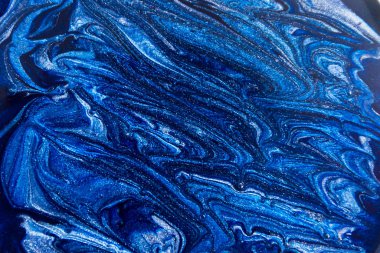 farklı renklerde akrilik boyalar birbirine karışır