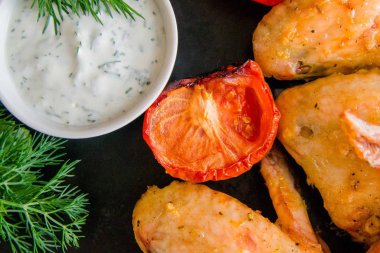 bir tabak kızarmış tavuk kanatları