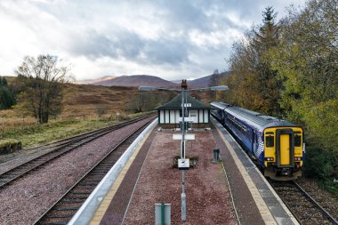 Rannoch İstasyonu 'nda tren durağı