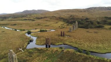 Bu, Donegal İrlanda 'daki Owencarrow Viyadük' ünün havadan çekilmiş bir videosu.