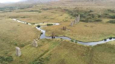 Bu, Donegal İrlanda 'daki Owencarrow Viyadük' ünün havadan çekilmiş bir videosu.