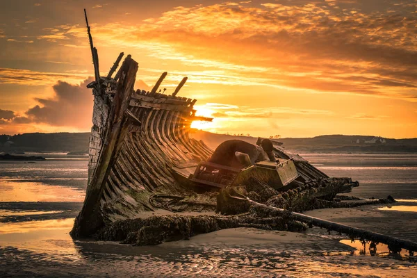 Régi hajóroncs naplementekor — Stock Fotó