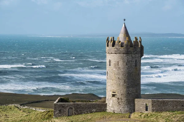 爱尔兰克莱尔县 2020年2月20日 爱尔兰克莱尔县的Doonagore城堡俯瞰野生大西洋 — 图库照片