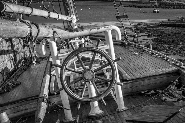 Het Roer Wiel Van Een Oude Vergeten Houten Zeilboot Afgemeerd — Stockfoto