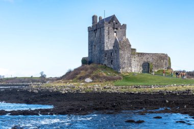 Galway İlçesi, İrlanda - 20 Şubat 2020 İrlanda 'nın batı kıyısındaki Dunguaire Şatosu