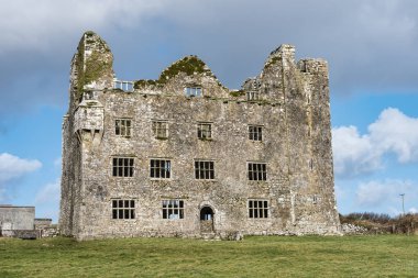 Clare İlçesi, İrlanda 20 Şubat 2020: Batı İrlanda 'daki Leamaneh Kalesi kalıntıları