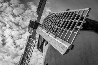 İrlanda 'daki eski bir yel değirmeninin siyah beyaz bir resmi.