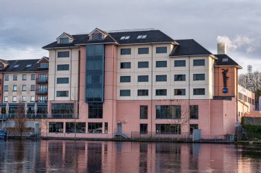 Athlon, İrlanda - 23 Şubat 2020: İrlanda 'daki Shanon Nehri kıyılarındaki Radisson Blue oteli.