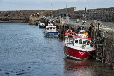 Mullaghmore, Ireland- 23 Şubat 2020: Mullaghmore Limanı 'na demir atmış balıkçı tekneleri