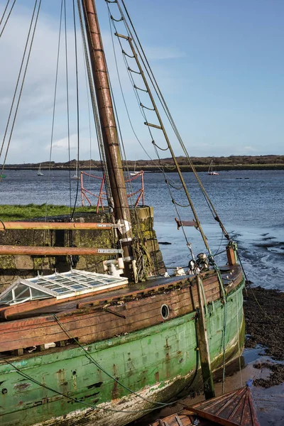Dois Velhos Barcos Madeira Maré Baixa Costa Oeste Irlanda — Fotografia de Stock