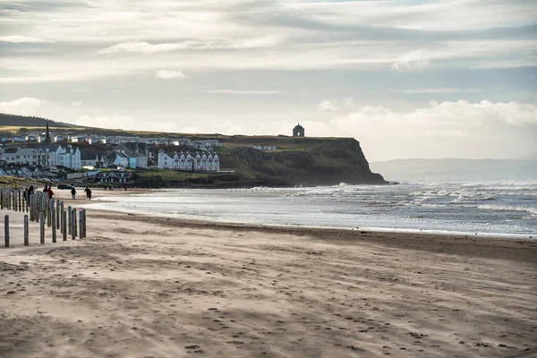 Пляж Кастлерку Північна Ірландія Храм Муссендена Можна Побачити Вершині Морської — стокове фото