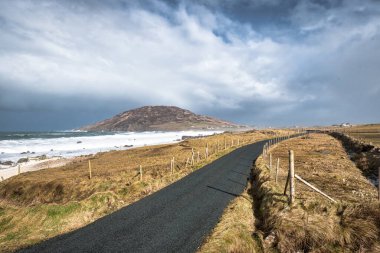 Inishowen County Donegal İrlanda 'daki uzak sahil yolu.