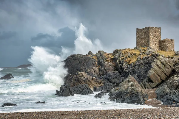 Хвилі Розбиваються Замку Каррікабрагі Графстві Донегал Ірландія — стокове фото