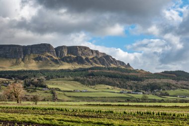 Binevenagh, Limavady Kuzey İrlanda 'nın hemen dışında bulunuyor. Film mekanı olarak kullanılıyordu..