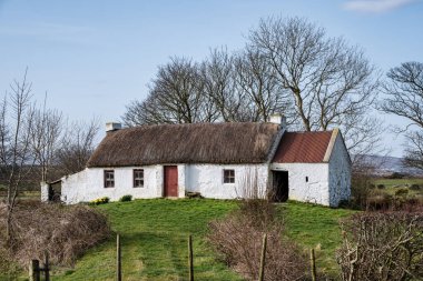 Donegal, İrlanda - 22 Mart 2020: Donegal İrlanda 'da terk edilmiş eski bir kulübe