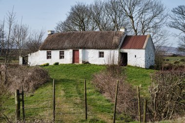 Donegal, İrlanda - 22 Mart 2020: Donegal İrlanda 'da terk edilmiş eski bir kulübe