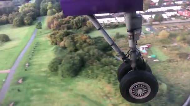 Video Landing Gear Airplane Plane Coming Land Runway — Stock Video