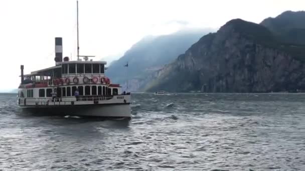 Lago Garda Itália Julho 2019 Filmagem Uma Velha Balsa Remo — Vídeo de Stock