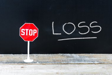 Kara tahtaya yazılan Zararı Durdur iletisi