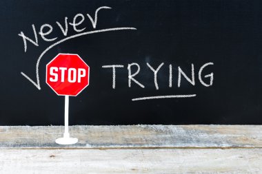 Kara tahtaya yazılan mesajı denemeyi asla bırakma