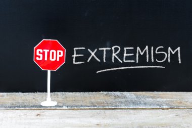 Dur kara tahta yazılı aşırılık iletisi