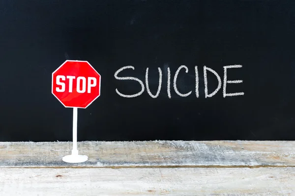Stoppa självmord meddelande skrivet på svarta tavlan — Stockfoto