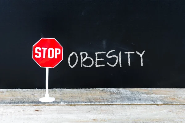 停止写在黑板上的肥胖信息 — 图库照片
