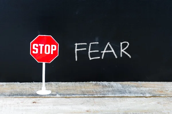 Kara tahtaya yazılmış Korkuyu Durdur mesajı — Stok fotoğraf