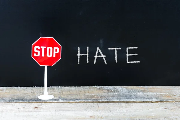 Zatrzymaj wiadomość Hate napisaną na tablica — Zdjęcie stockowe