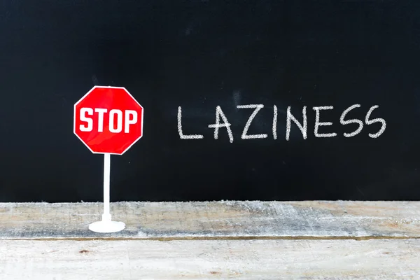 STOP LAZINESS messaggio scritto sulla lavagna — Foto Stock