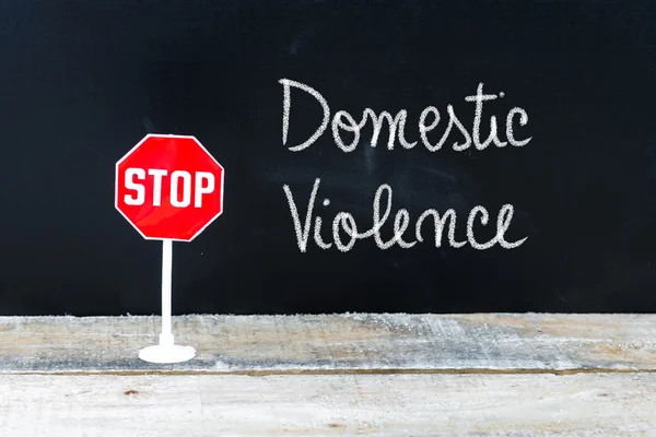 Stoppa våld i hemmet meddelande skrivet på svarta tavlan — Stockfoto