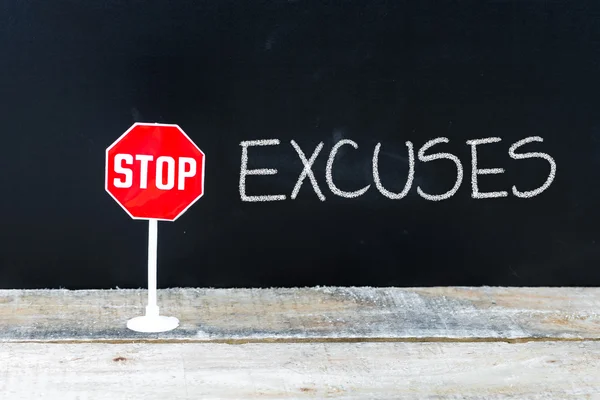 Stop excuses bericht geschreven op schoolbord — Stockfoto