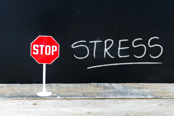 Stop stress meddelande skrivet på svarta tavlan — Stockfoto