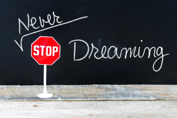 Nooit stoppen met dromen bericht geschreven op schoolbord — Stockfoto