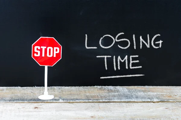 Stop tijd verliezen het bericht op het schoolbord geschreven — Stockfoto