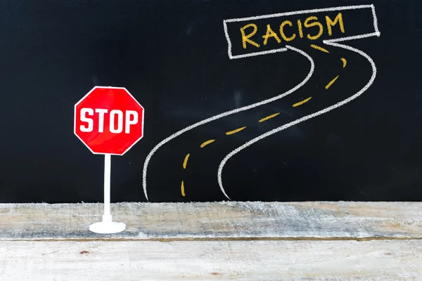 Mini stoppskylt på väg mot rasism — Stockfoto