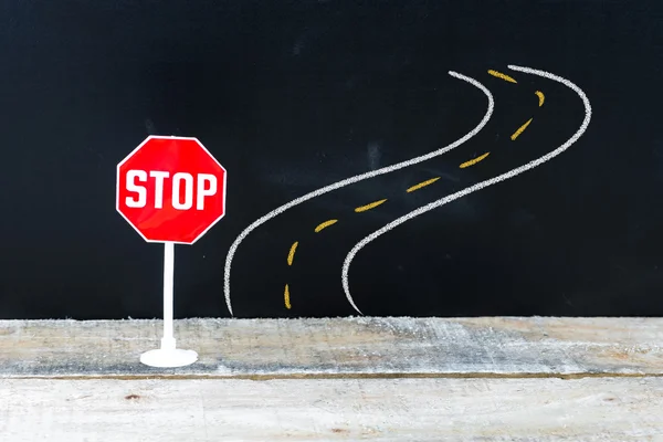 Mini Stop znak z przodu zakrzywione Road, ręczne rysowanie na tablicy — Zdjęcie stockowe